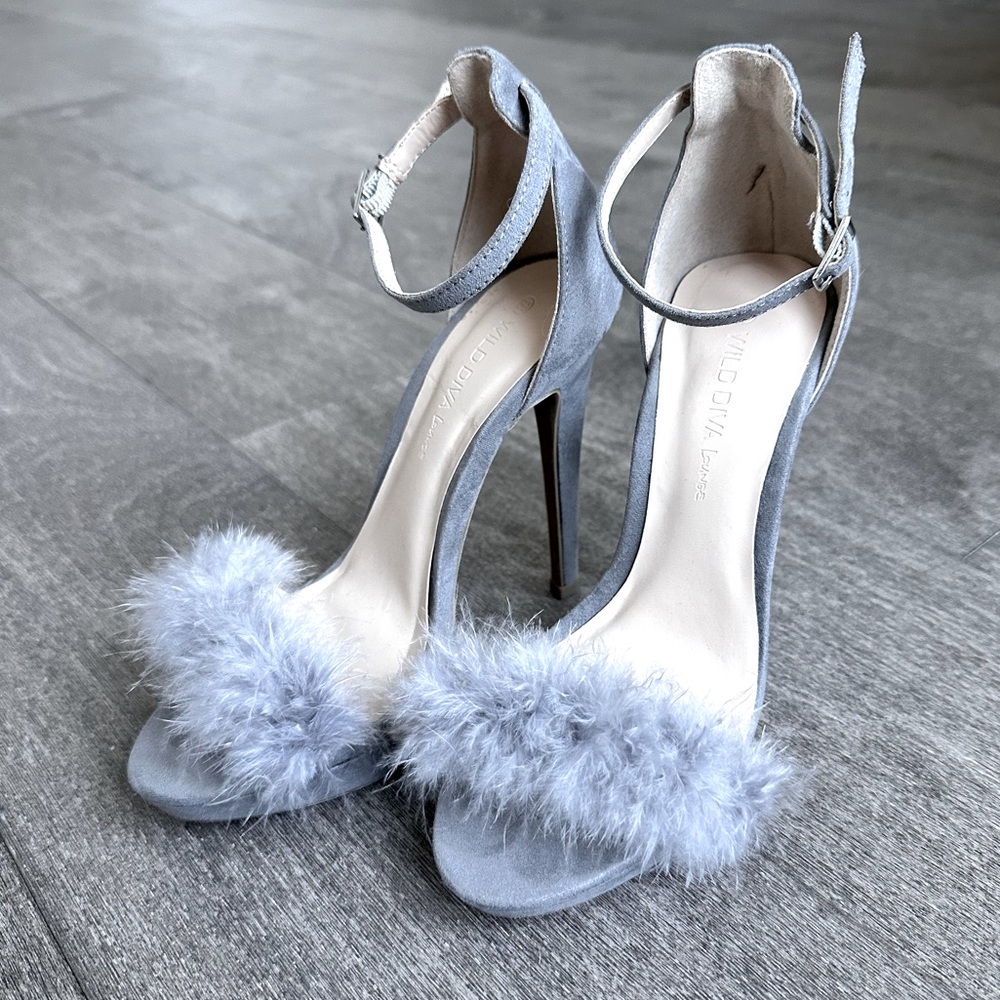 Elegante Grey Feathered Wild Diva Stiletto Heels